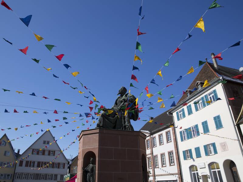 Das Keplerdenkmal ist mit Girlanden geschmückt