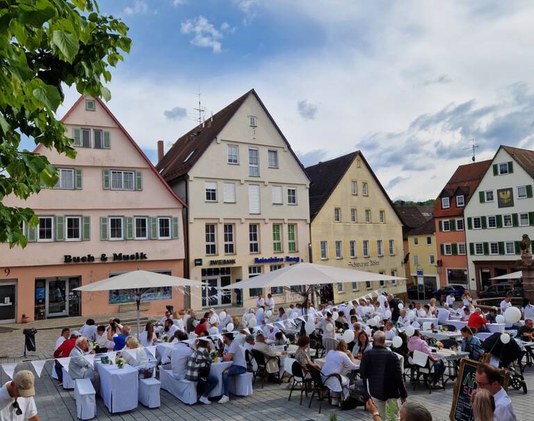 Weiß eingedeckte Tische auf dem Marktplatz