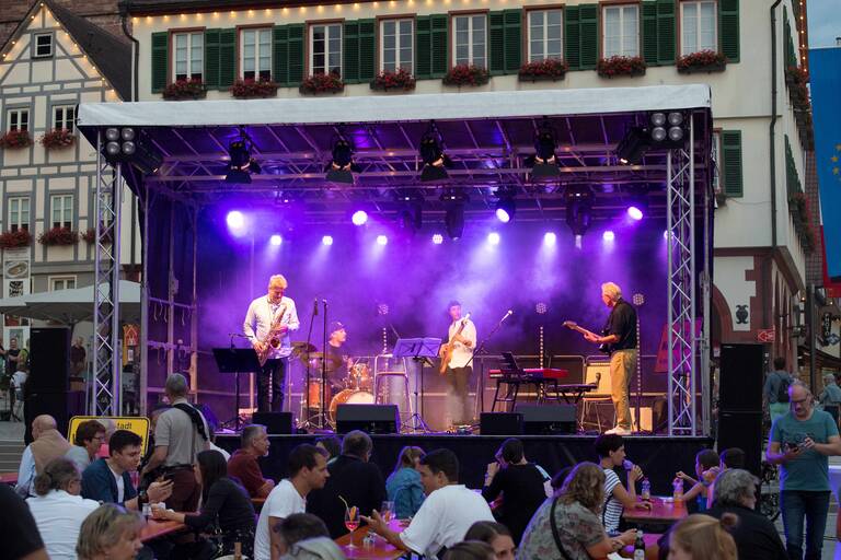 Spielende Band in der Abenddämmerung vor dem Weiler Rathaus