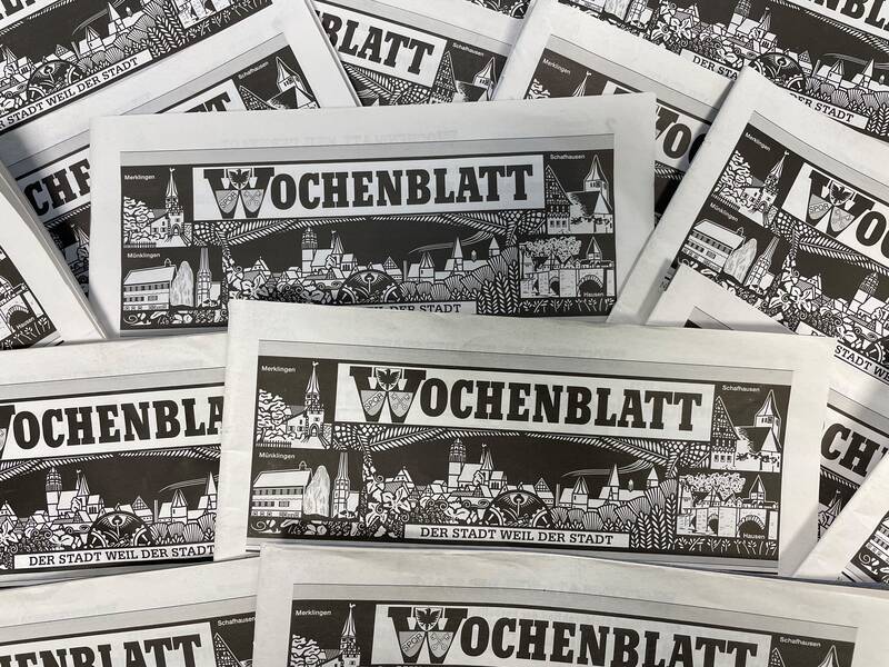 Viele Ausgaben des Wochenblatts liegen übereinander.