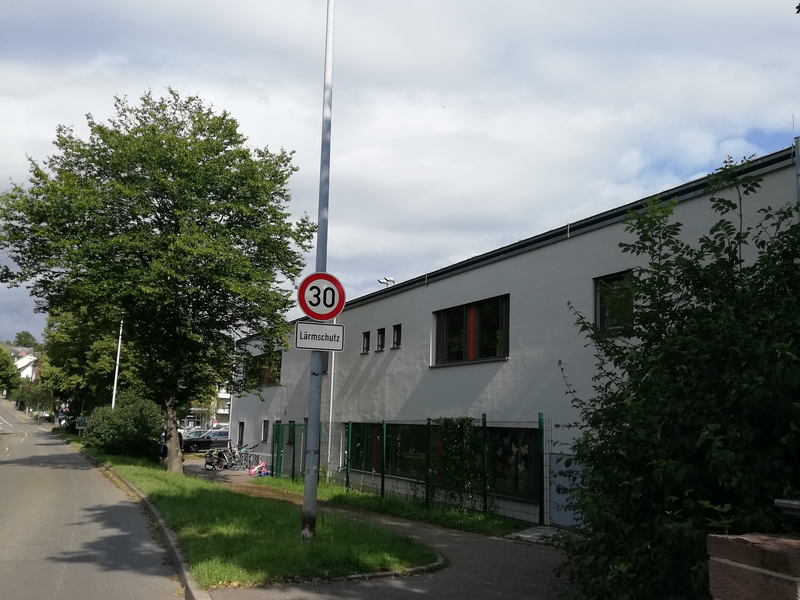 Am Straßenrand steht das Verkehrsschild Tempo 30 mit dem Zusatz "Lärmschutz".