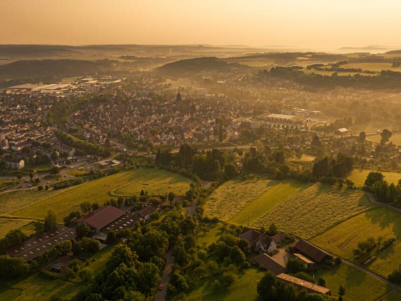 Ein Luftbild von Weil der Stadt bei Sonnenaufgang.