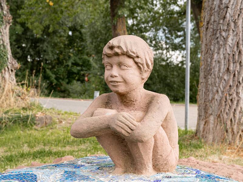 Skulptur am Dorfplatz in Hausen