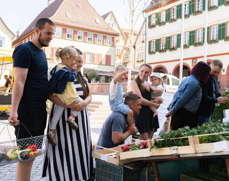 Eine Schlange vor einem Wochenmarktstand