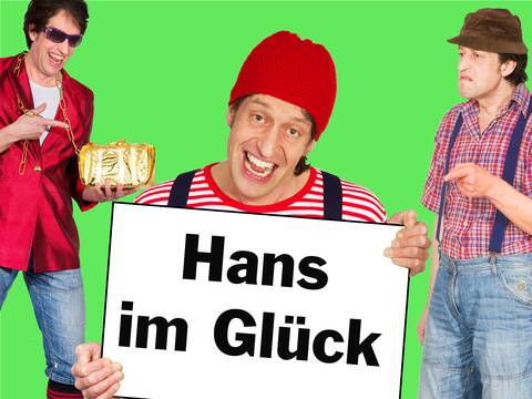 3 unterschiedlich gekleidete Männer, einer hält ein Schild mit der Aufschrift Hans im Glück