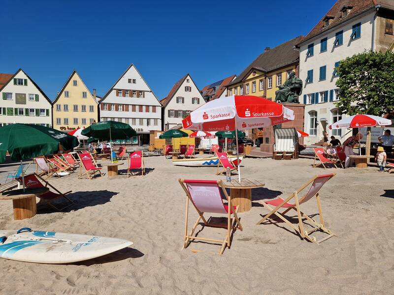 Weiler Strand mit Liegen und Schirmen 2022