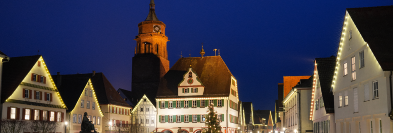 Weihnachtsmarkt bei Nacht mit Blick Richtung Rathaus