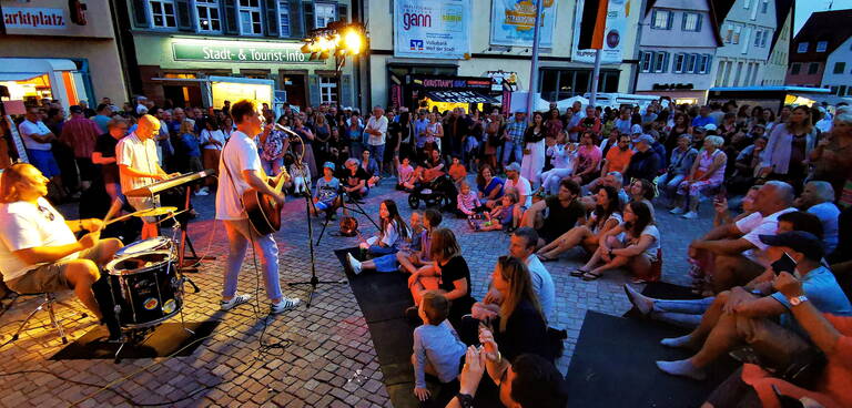 Band auf dem Marktplatz und Bürger drum herum