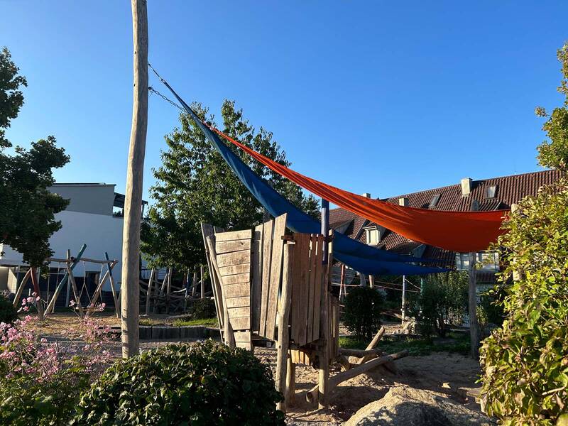 Spielgeräte auf einem Spielplatz.