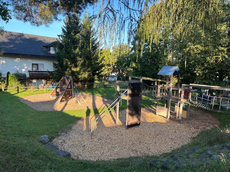 Spielgeräte auf einem Spielplatz.