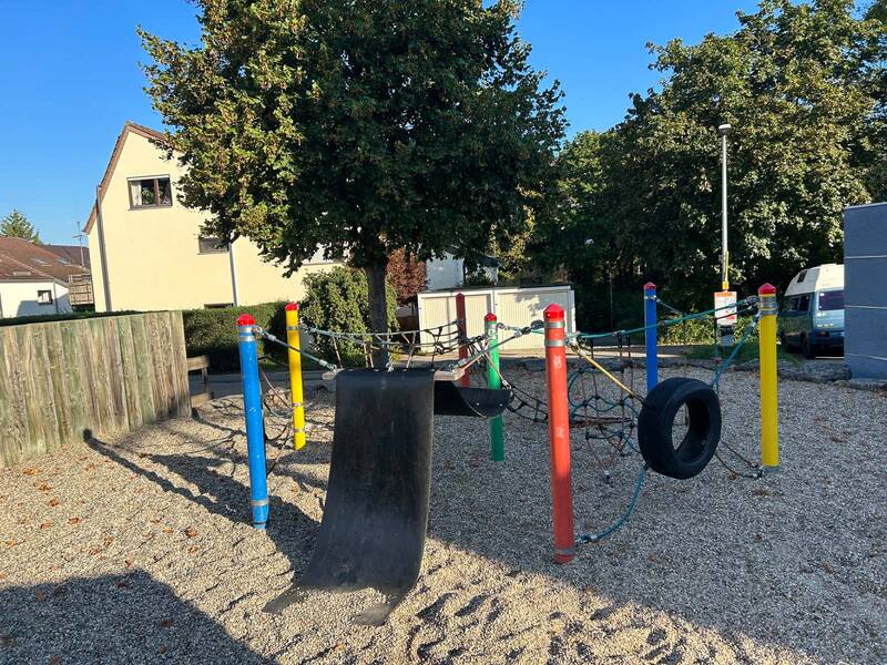 Spielgeräte auf einem Spielplatz.