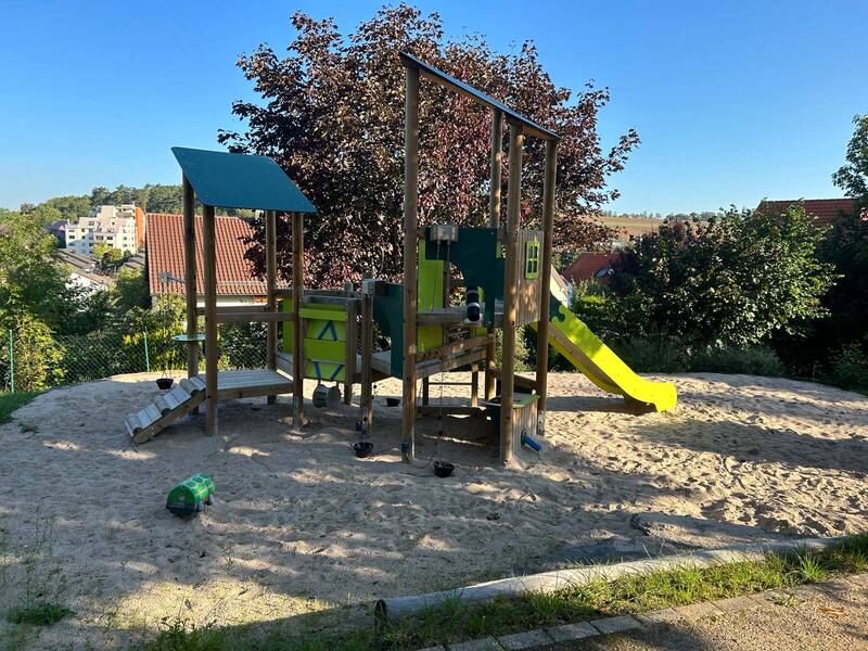 Spielgeräte auf einem Spielplatz.