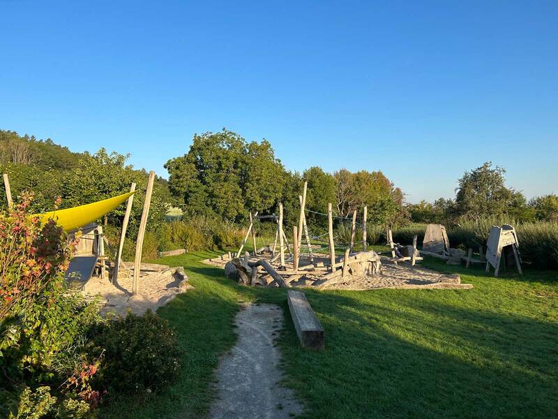 Spielgeräte auf einem Spielplatz.