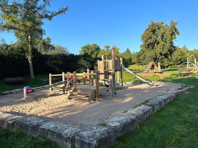 Spielgeräte auf einem Spielplatz.