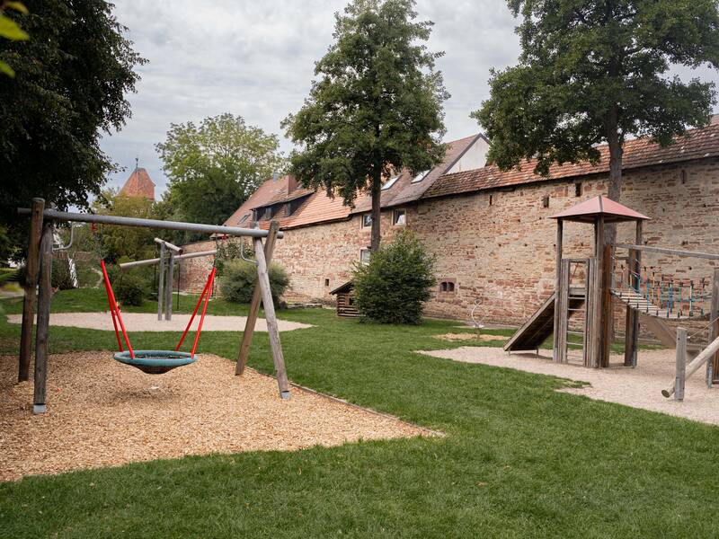 Spielgeräte auf einem Spielplatz.