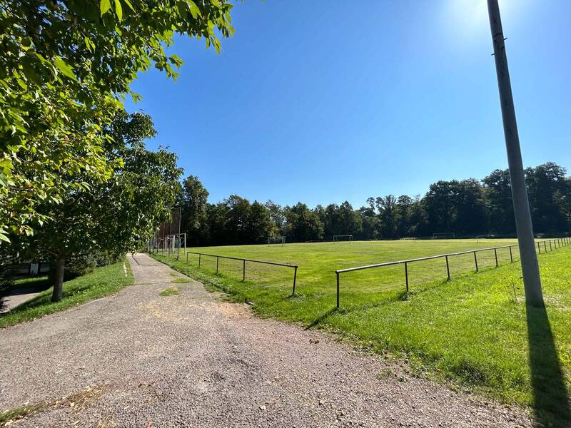 Ein Fußballplatz.