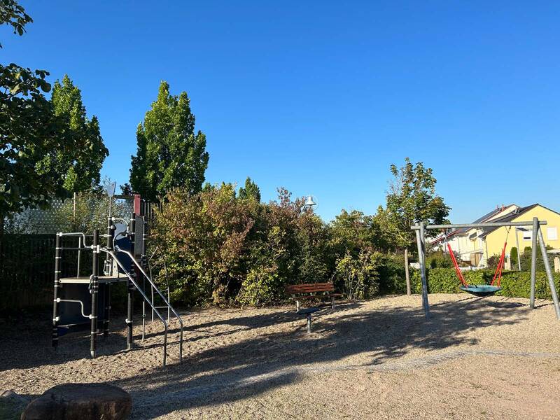 Spielgeräte auf einem Spielplatz.