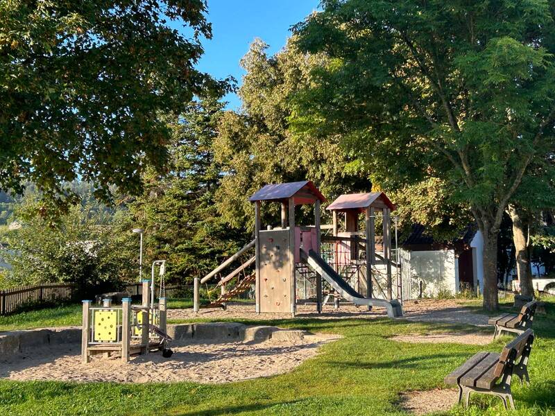 Spielgeräte auf einem Spielplatz.