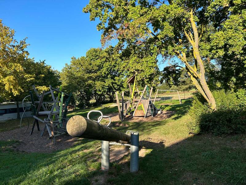 Spielgeräte auf einem Spielplatz.