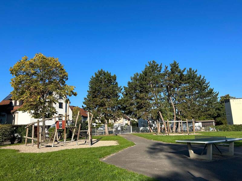 Spielgeräte auf einem Spielplatz.