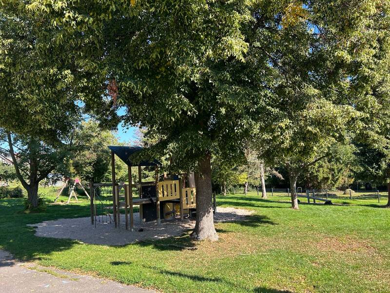 Spielgeräte auf einem Spielplatz.