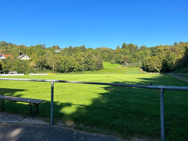 Ein Fußballfeld.