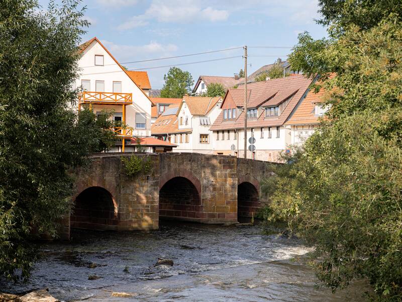 Unter einer Brücke fließt ein Fluss.