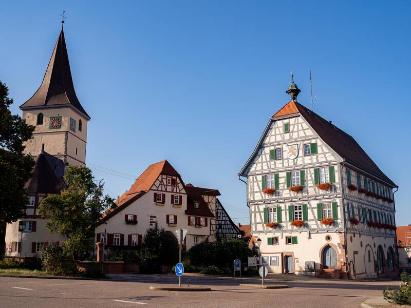 Eine Kirche und zwei alte Gebäude.