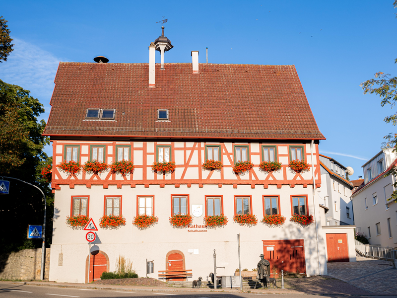 Ein Rathaus.