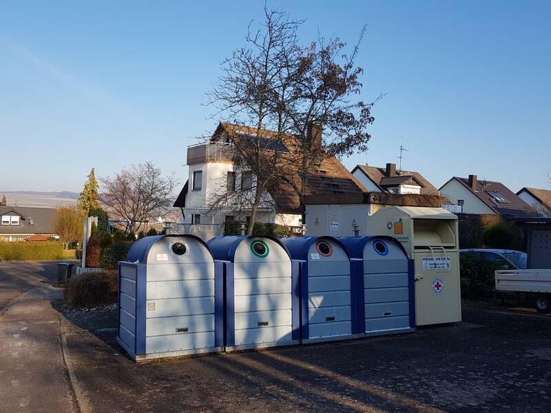 Der Containerstandort Neckarstraße in Merklingen ggü Haus Nr 12.