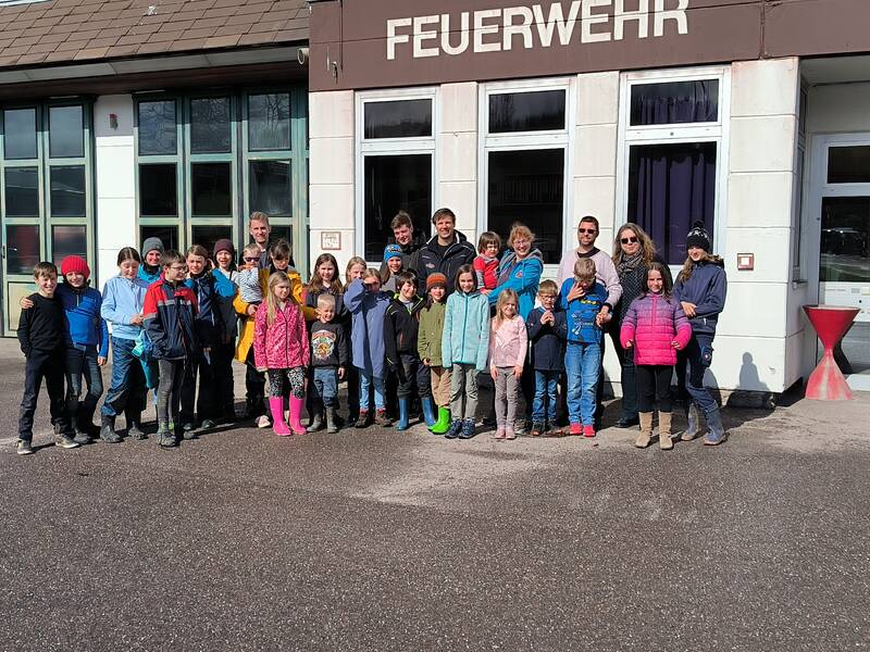 Gruppenbild mit vielen Kindern und Jugendlichen sowie Bürgermeister Walter anlässlich der Flurputzete.