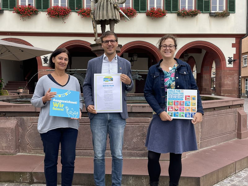 Susanne Hummel (Haupt- und Personalamt), Bürgermeister Christian Walter und Stadträtin Dr. Sonja Nolte freuen sich über die Titelerneuerung.