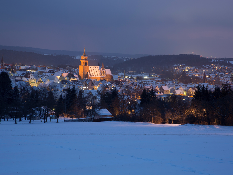 winterliche Stadtansicht mit beleuchteter St. Peter und Paul Kirche