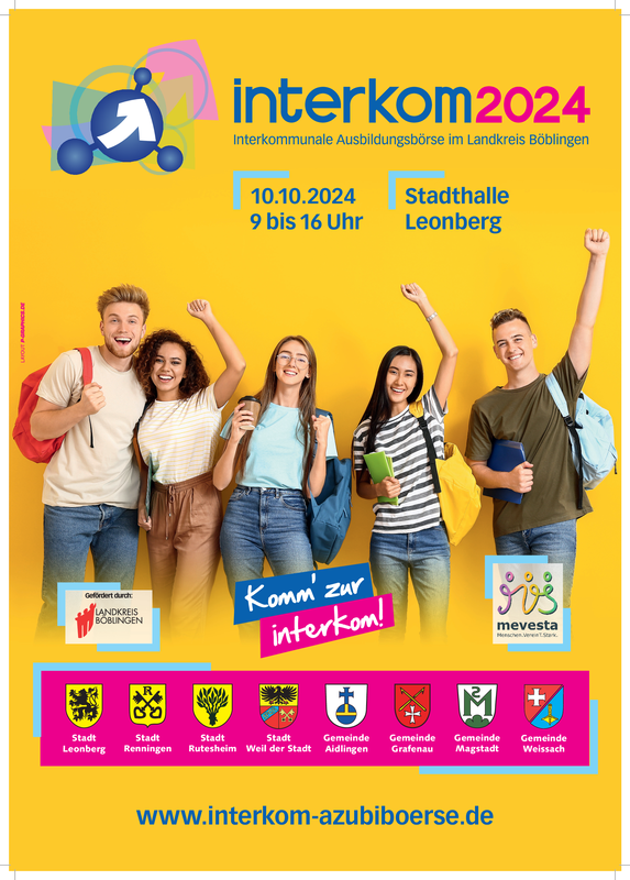 Ein Plakat zeigt fünf lächelnde Jugendliche, die Schulrucksäcke tragen und die Hände in die Höhe strecken, vor einem gelben Hintergrund mit Informationen über eine Ausbildungsbörse namens "interkom2024" am 10. Oktober 2024 in der Stadthalle Leonberg.