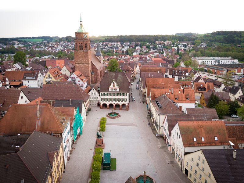 Der Marktplatz, die umliegenden Häuser, das Rathaus und die Stadtkirche aus der Vogelperspektive.