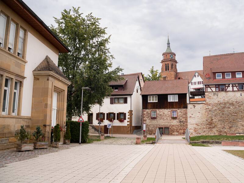 Ein städtischer Platz.