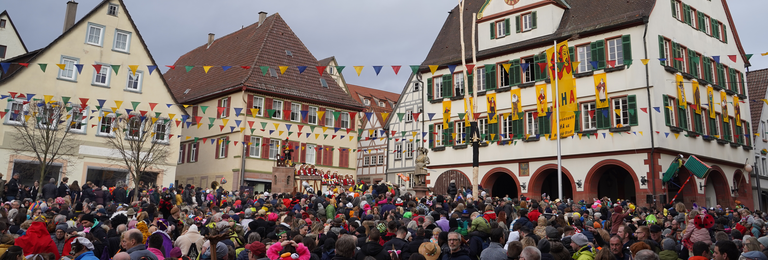 Besuchermenge am Narrensprung