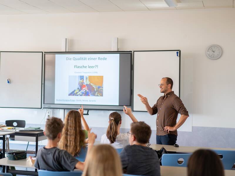 Ein Lehrer unterrichtet Schüler.