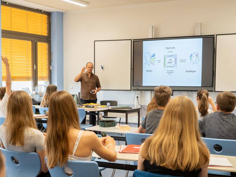 Ein Lehrer unterrichtet Schüler.