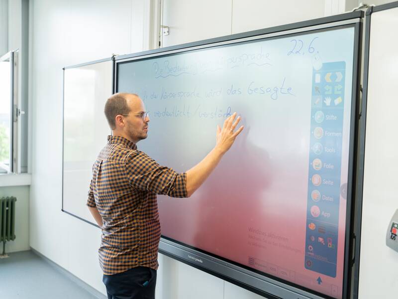 Ein Lehrer unterrichtet Schüler.