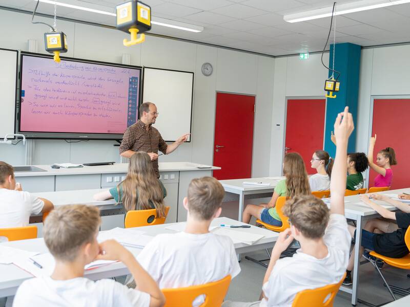 Ein Lehrer unterrichtet Schüler.