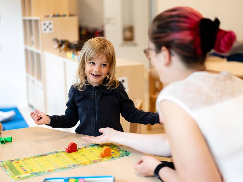 Kinder beim Spielen in einem Kindergarten.