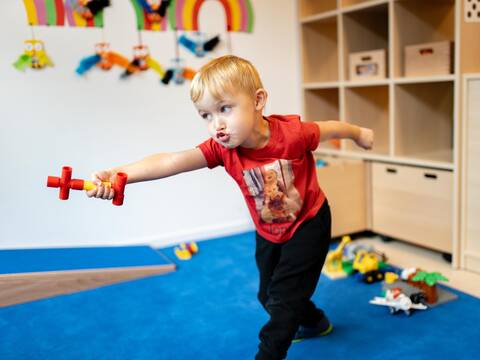 Kinder beim Spielen in einem Kindergarten.