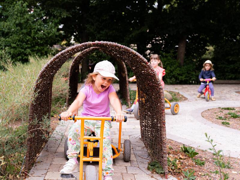 Kinder beim Spielen in einem Kindergarten.