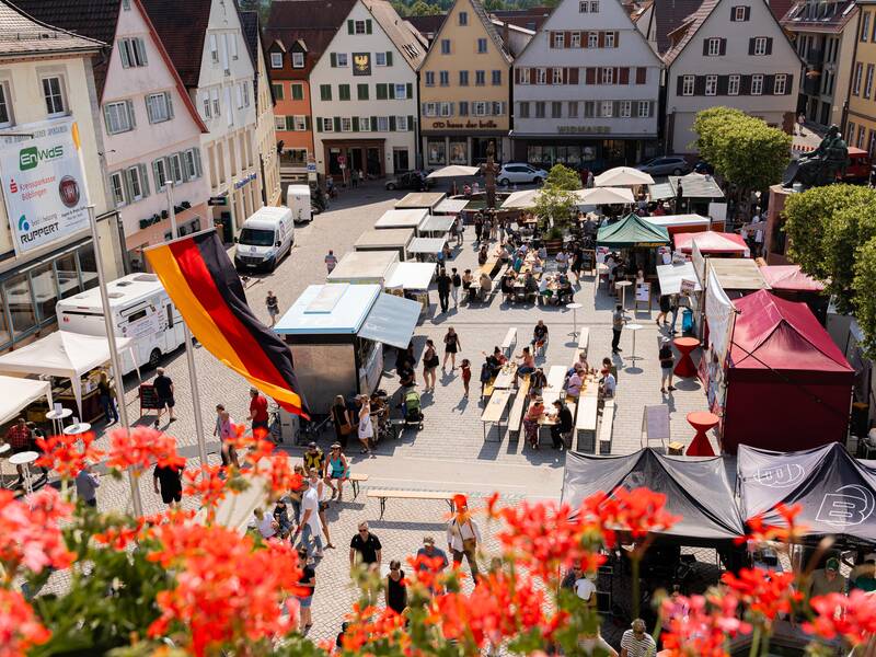 Ein belebter Marktplatz.