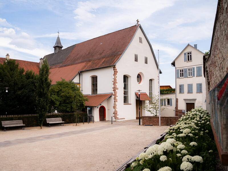 Hof mit dem Klösterle im Hintergrund