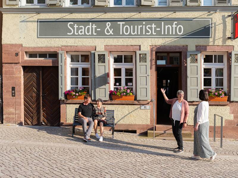 Viele Leute besuchen die Stadt- und Touristinformation.