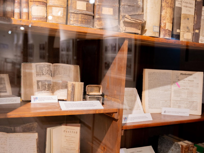 Alte Bücher in einem Stadtarchiv.