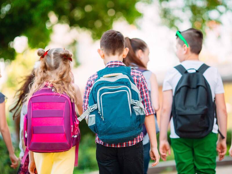 Eine Gruppe Kinder geht zur Schule.