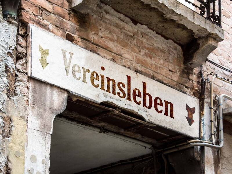 Auf einem Schild über einer Tür steht "Vereinsleben". 